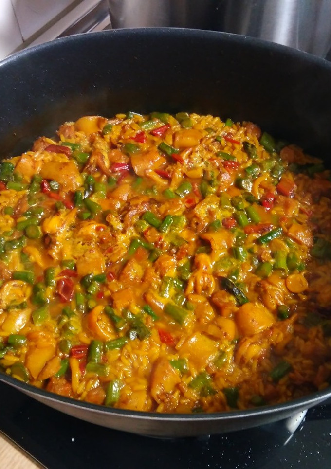 Una foto de Arroz caldoso con espárragos y marisco