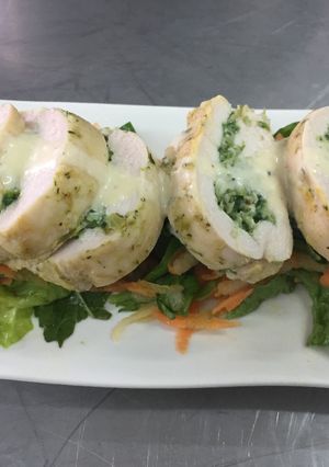 Una foto de Pechuga de Pollo Rellena de Espinaca Cremosa