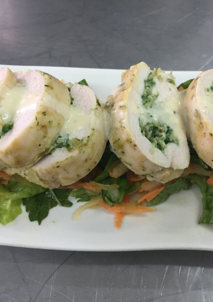 Una foto de Pechuga de Pollo Rellena de Espinaca Cremosa