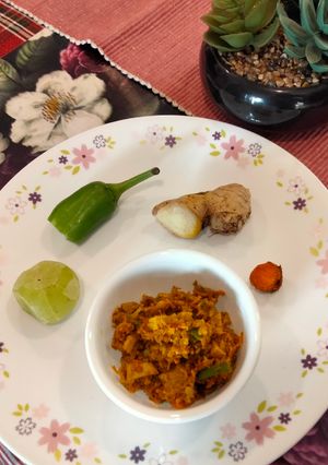 A picture of Raw turmeric amla ginger and green chilli pickle.