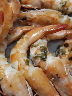 Una foto de Gambones al horno con limón