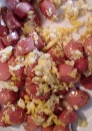 Una foto de Revuelto de salchicha con huevo 😉