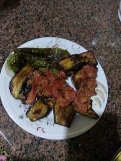 صورة لوصفة باذنجان مقلي بصوص الطماطم