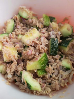 Una foto de Ensalada de atún con zapallito italiano