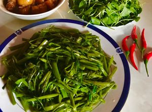 Hình của món Cơm nhà: thịt trứng kho kẹo,rau muống xào nước mắm, rau má ăn sống.