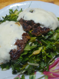 Una foto de Hamburguesas caseras a la barbacoa, ensalada: rúcula y parmesano