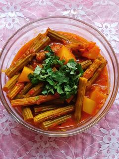 સરગવાની શીંગ અને બટાકા નું શાક રેસીપી મુખ્ય ફોટો