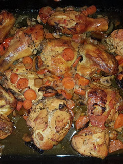 Una foto de Pollo a la cerveza con limón y verduras