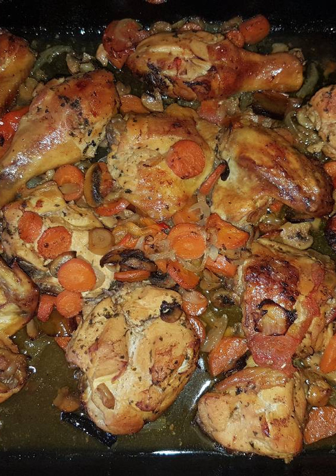 Una foto de Pollo a la cerveza con limón y verduras