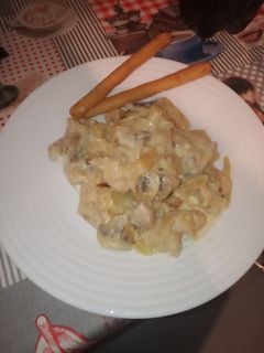 Una foto de Muslos de pollo en salsa de queso