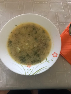 Una foto de Sopa de patata, jamón y eneldo