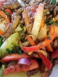 Una foto de Encebollado Lomo de Res