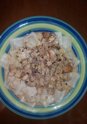Una foto de Ravioles con crema y pollo