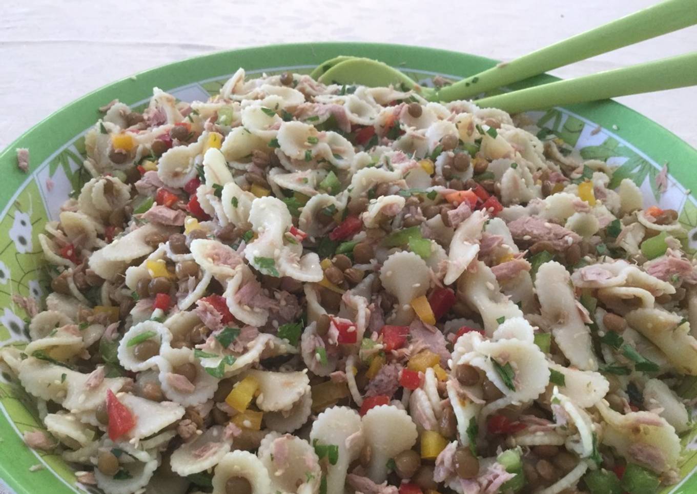 Ensalada de fideos colorida y nutritiva
