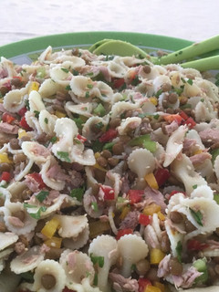 Una foto de Ensalada de fideos colorida y nutritiva