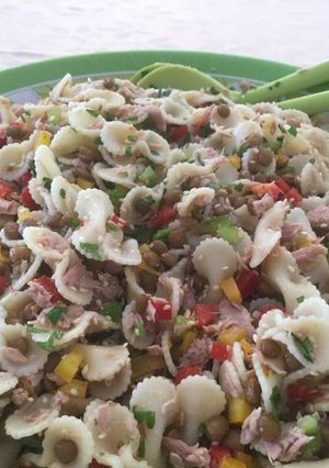 Una foto de Ensalada de fideos colorida y nutritiva
