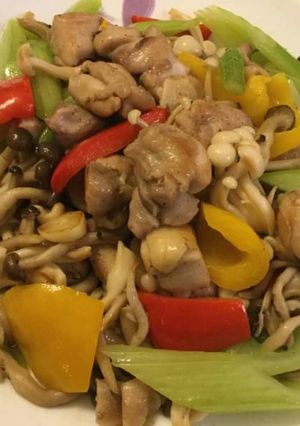 雞腿雙菇炒時蔬 的食譜成品照片