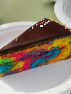 Una foto de Bizcocho multicolor con cobertura de chocolate