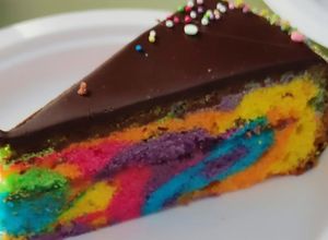 Foto principal de Bizcocho multicolor con cobertura de chocolate