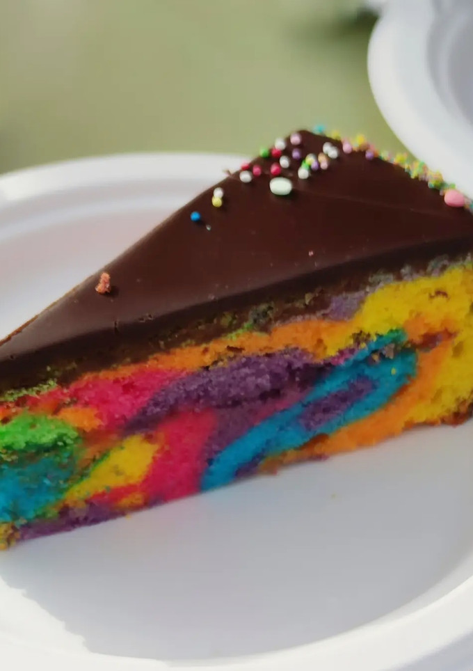 Una foto de Bizcocho multicolor con cobertura de chocolate