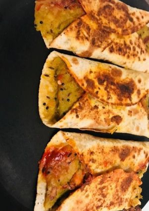 स्टफ रोल पराठा (Stuff roll paratha recipe in Hindi) रेसिपी मुख्य फोटो