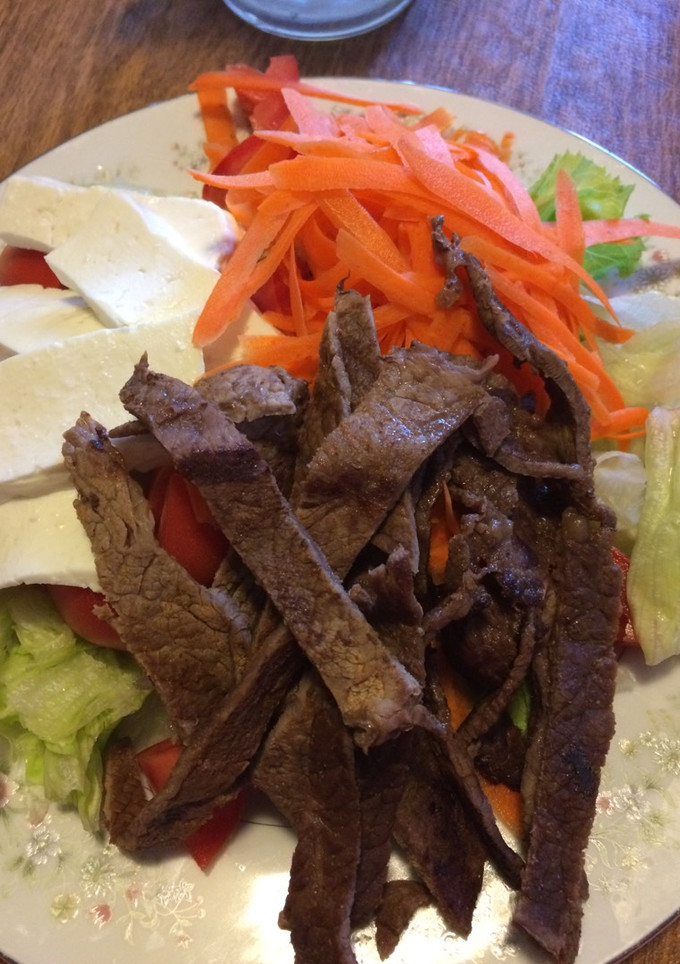 Una foto de Ensalada con Puntas de Filete #delantaldorado