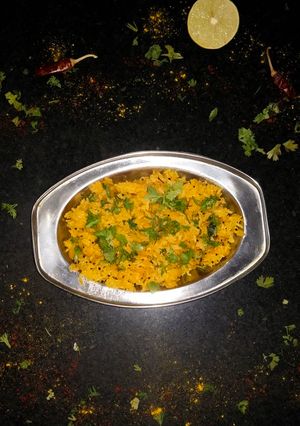 વઘારેલી ખીચડી (Vaghareli Khichdi Recipe In Gujarati) રેસીપી મુખ્ય ફોટો
