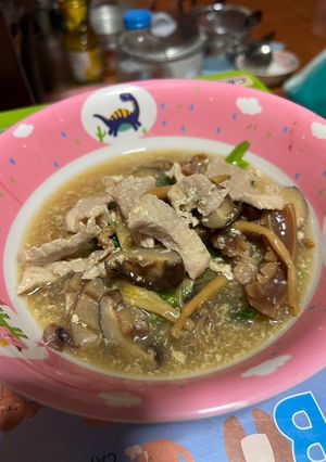 รูปของ ราดหน้าหมูหมัก เห็ดหอม🍄