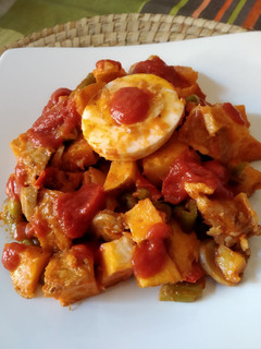Una foto de Salteado de verduras con pavo, patatas y huevo duro