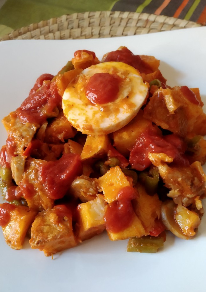 Una foto de Salteado de verduras con pavo, patatas y huevo duro