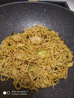 Una foto de Fideos asiáticos con gambas😜