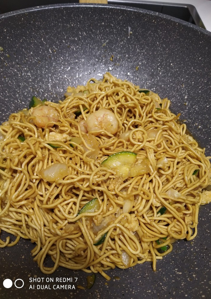 Una foto de Fideos asiáticos con gambas😜