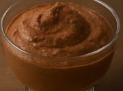 Une photo de mousse au chocolat blanc d'oeuf