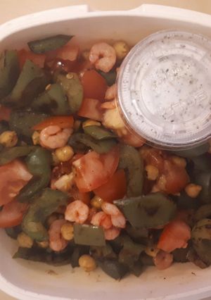 Une photo de Salade de pois chiche et poivron grillés, crevettes et tomate
