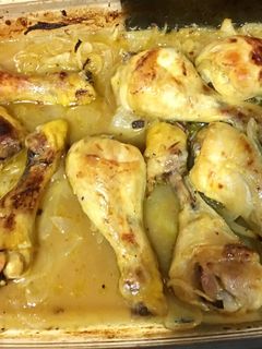 Una foto de Muslitos de pollo con cebolla a la naranja