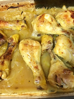 Una foto de Muslitos de pollo con cebolla a la naranja