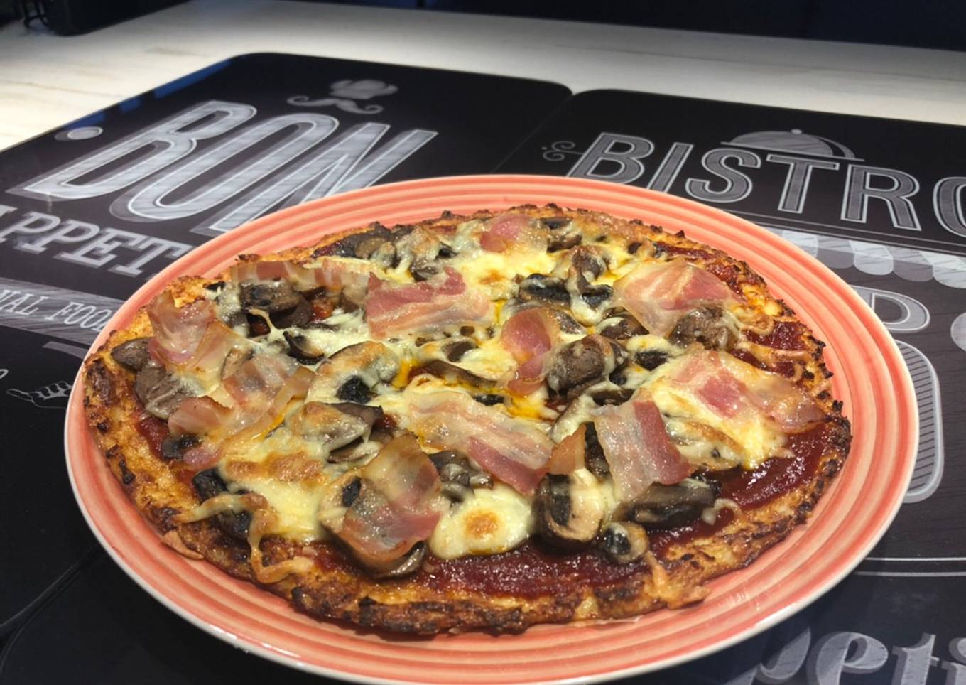 Pizza de masa de coliflor con bacon y champiñones