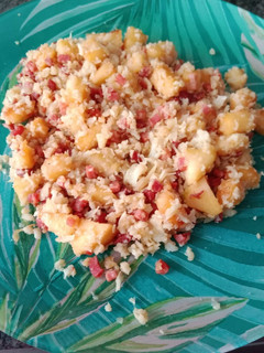 Una foto de Migas de coliflor con manzana y jamón