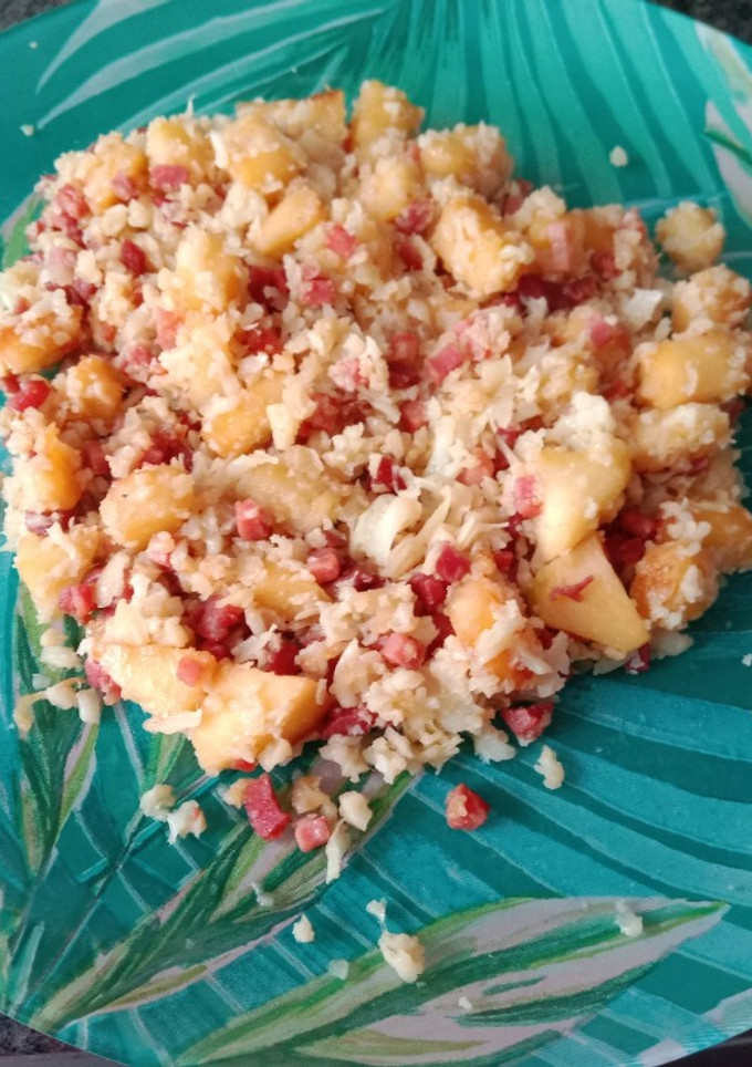 Una foto de Migas de coliflor con manzana y jamón