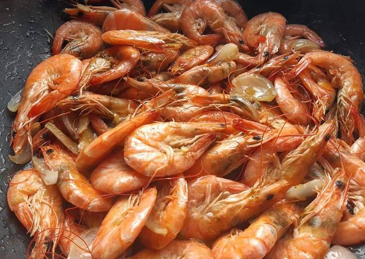 Steps to Make Homemade Buttered shrimps 🤤