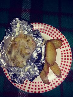 Una foto de Pescado a la mantequilla con papas rústicas