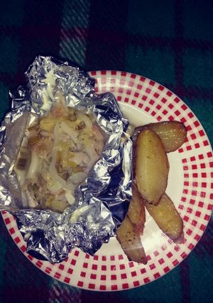 Una foto de Pescado a la mantequilla con papas rústicas