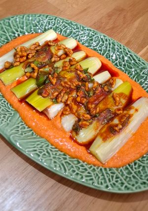 Foto principal de Puerros con salsa de pimientos al piquillo