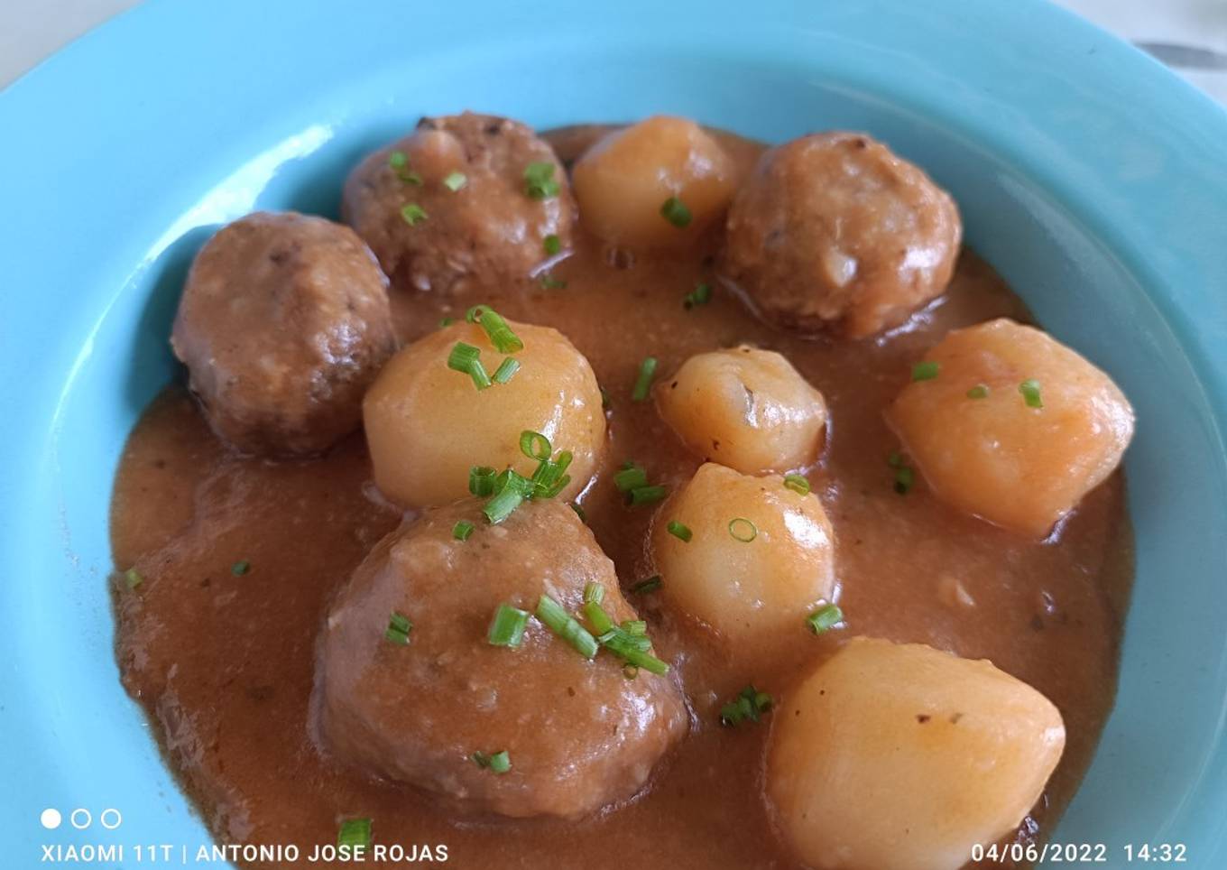 Albóndigas de pulpo en su jugo, con patatas baby