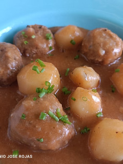Una foto de Albóndigas de pulpo en su jugo, con patatas baby