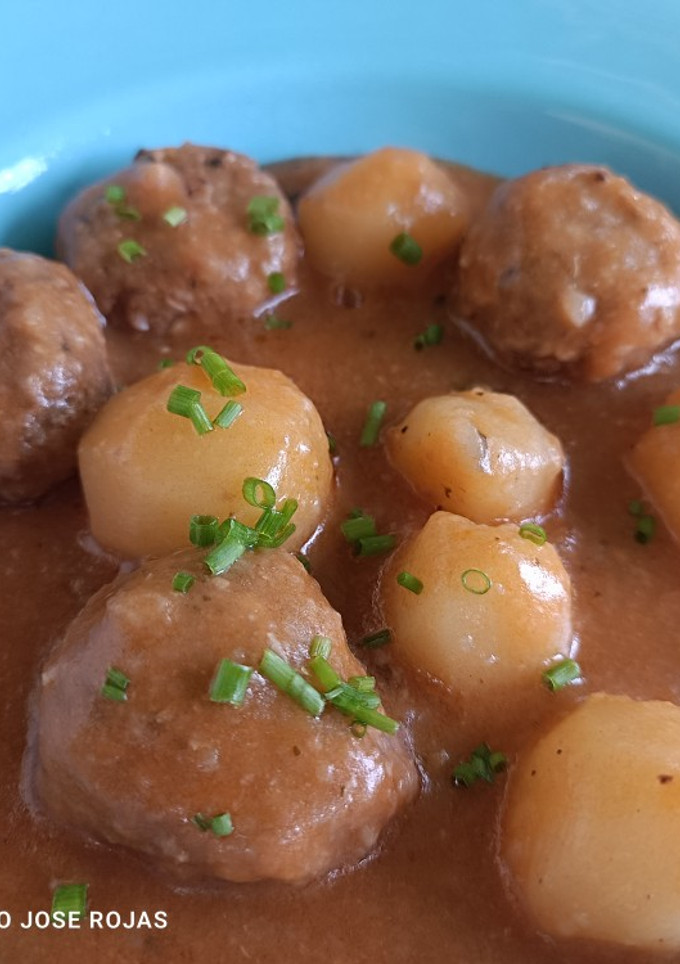 Una foto de Albóndigas de pulpo en su jugo, con patatas baby