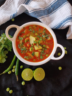 आलू मटर की सब्जी(aloo matar ki sabzi recipe in hindi) रेसिपी मुख्य फोटो