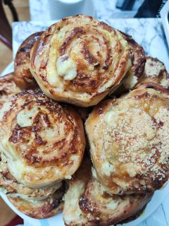Una foto de Rolls salados con mucho queso