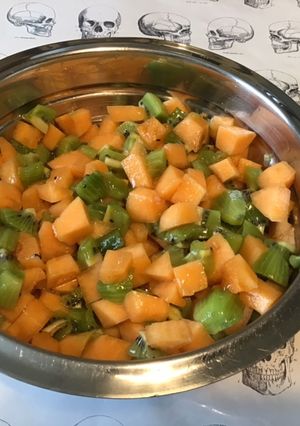 Une photo de Salade de melon et kiwis au jus de pêches
