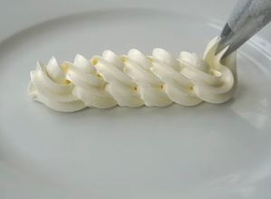 صورة لوصفة كريمة الزبدة السويسرية لتزيين الكيك وتغليفه swiss butter cream